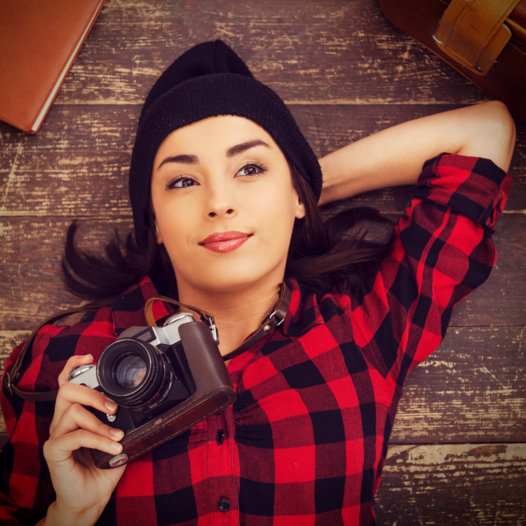 Uma mulher com uma máquina fotográfica