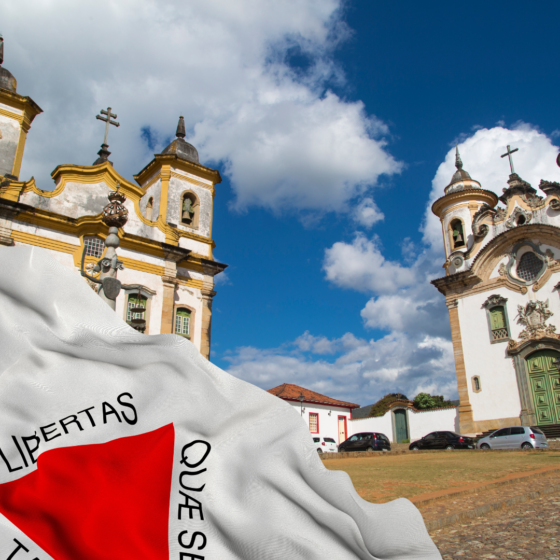 Foto de Ouro Preto Minas Gerais mostrando duas igrejas e a inserção da bandeira de Minas