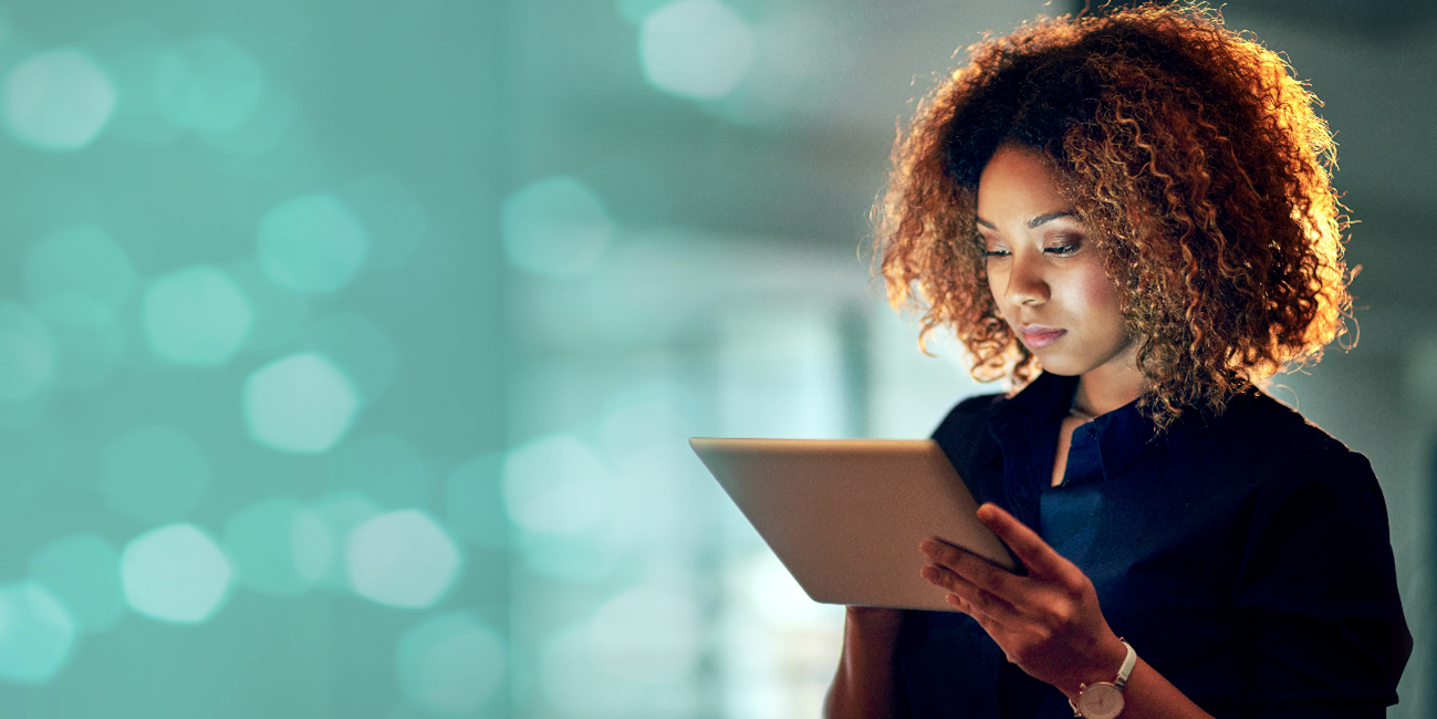 Uma mulher negra olhando um tablet