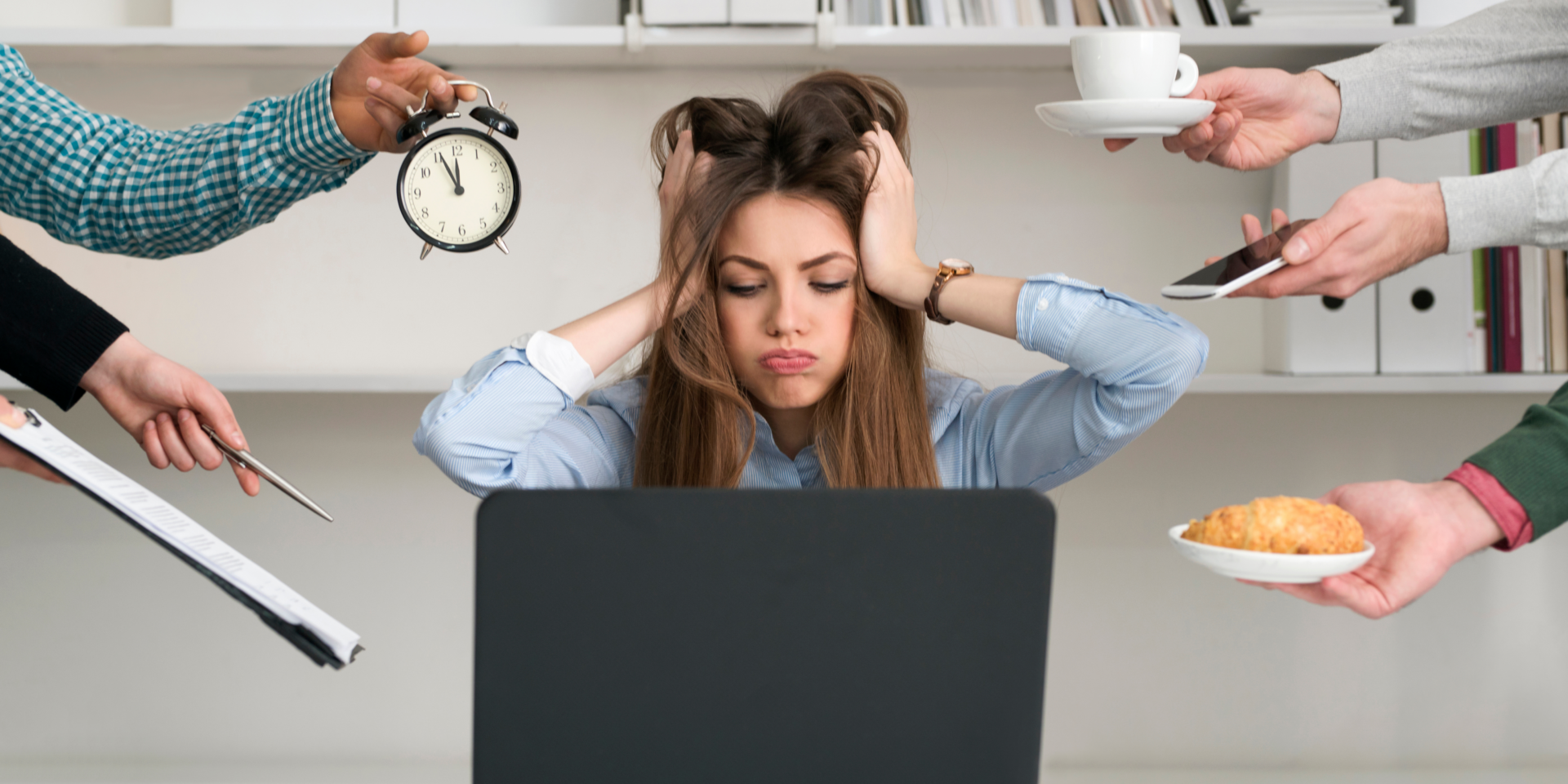 mulher estressado no meio do caos do trabalho