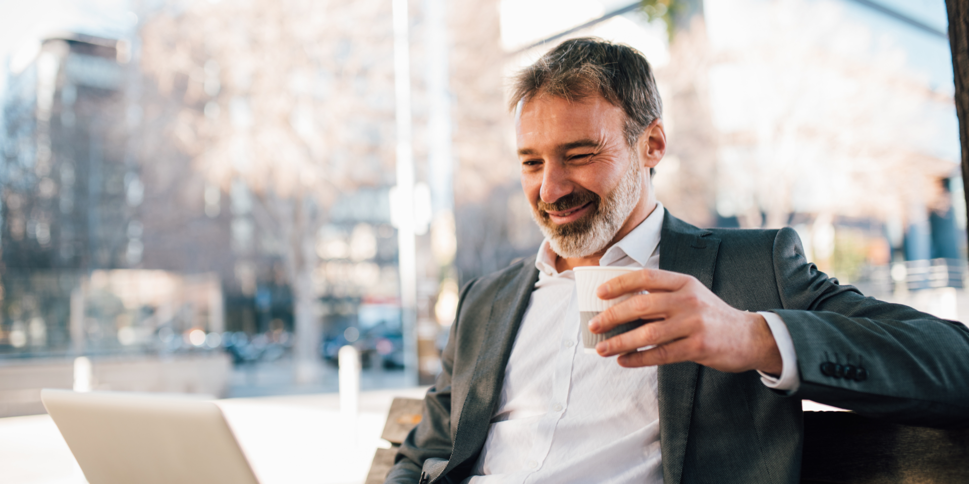 foto de um momento feliz tomando café