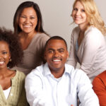 3 mulheres e 2 homens de várias etnias representando o povo brasileiro